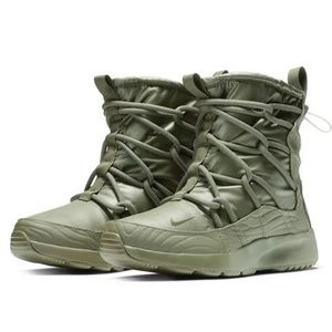 Nike's Tanjun High Rise Womens Boots size 7